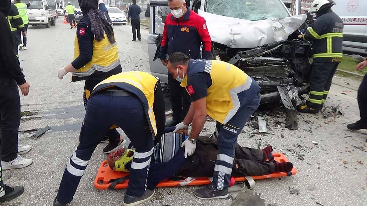 Yolcu taşıyan minibüse arkadan çarptı: 1 ölü