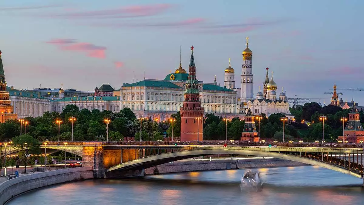 Moskva river with long exposure near kremlin evening moscow russia - yazarlar - haberton