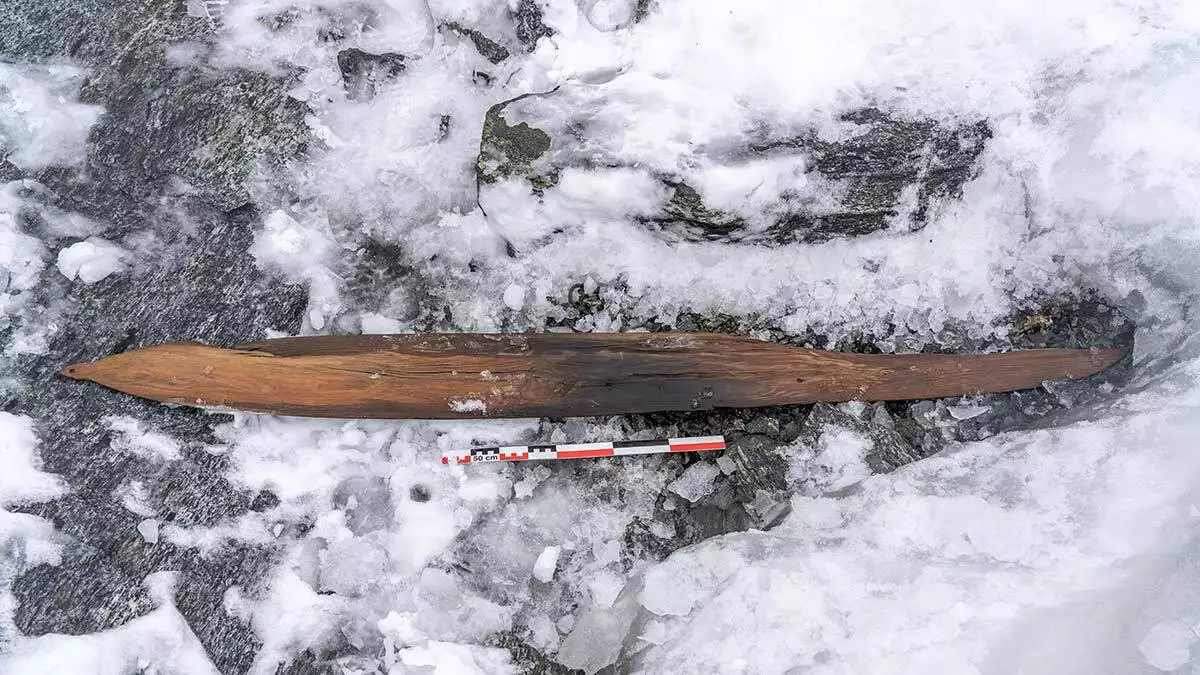 Norveç’in batısındaki digervarden buz yamacında arkeologlar, buzullarda 1300 yıllık kayak takımı buldu.