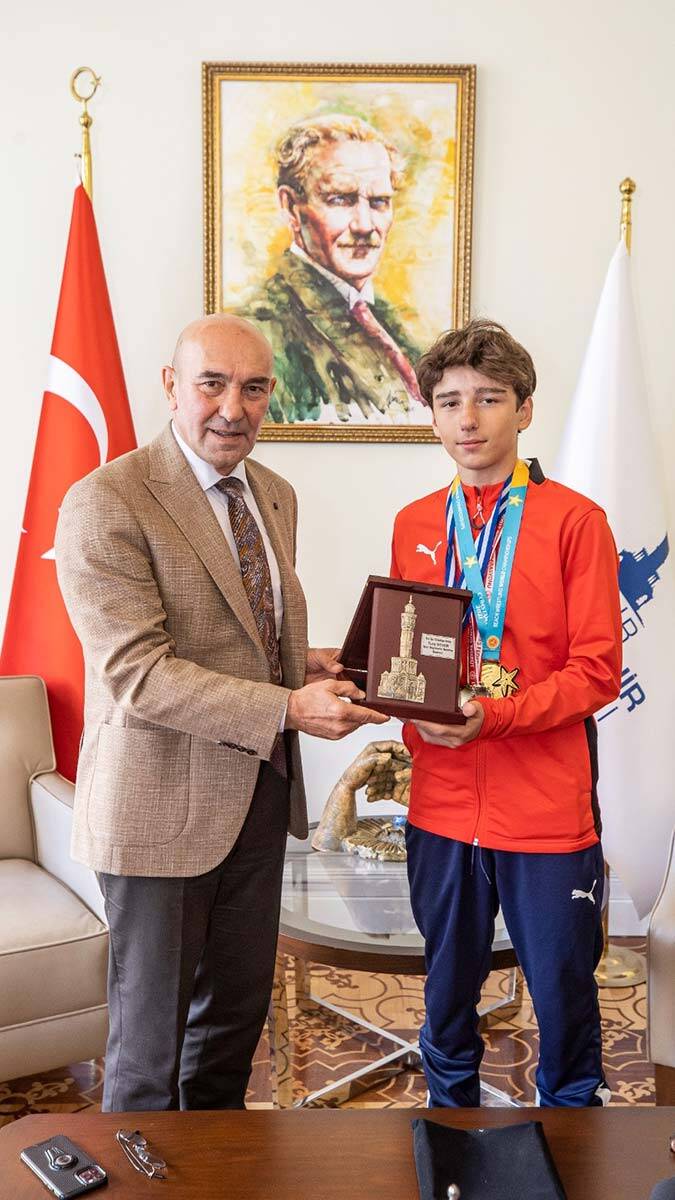 Soyer, plaj güreşi şampiyonu Miraç Saraç'ı ağırladı