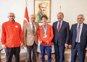 Soyer, plaj güreşi şampiyonu Miraç Saraç'ı ağırladı