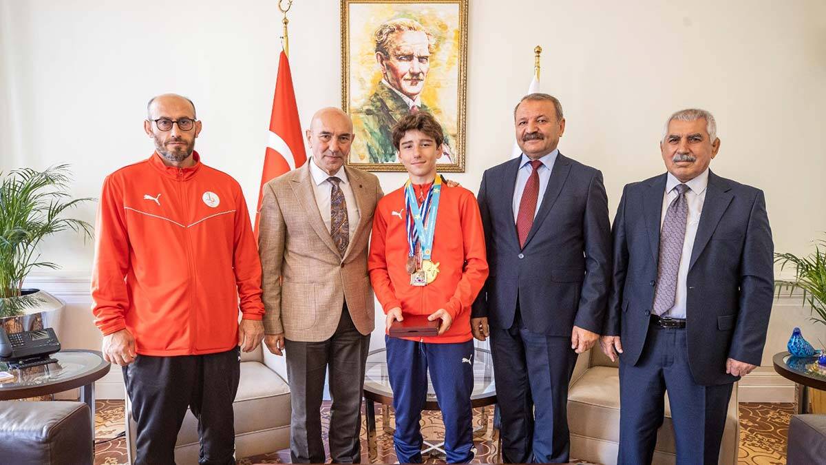 Soyer, plaj güreşi şampiyonu Miraç Saraç'ı ağırladı