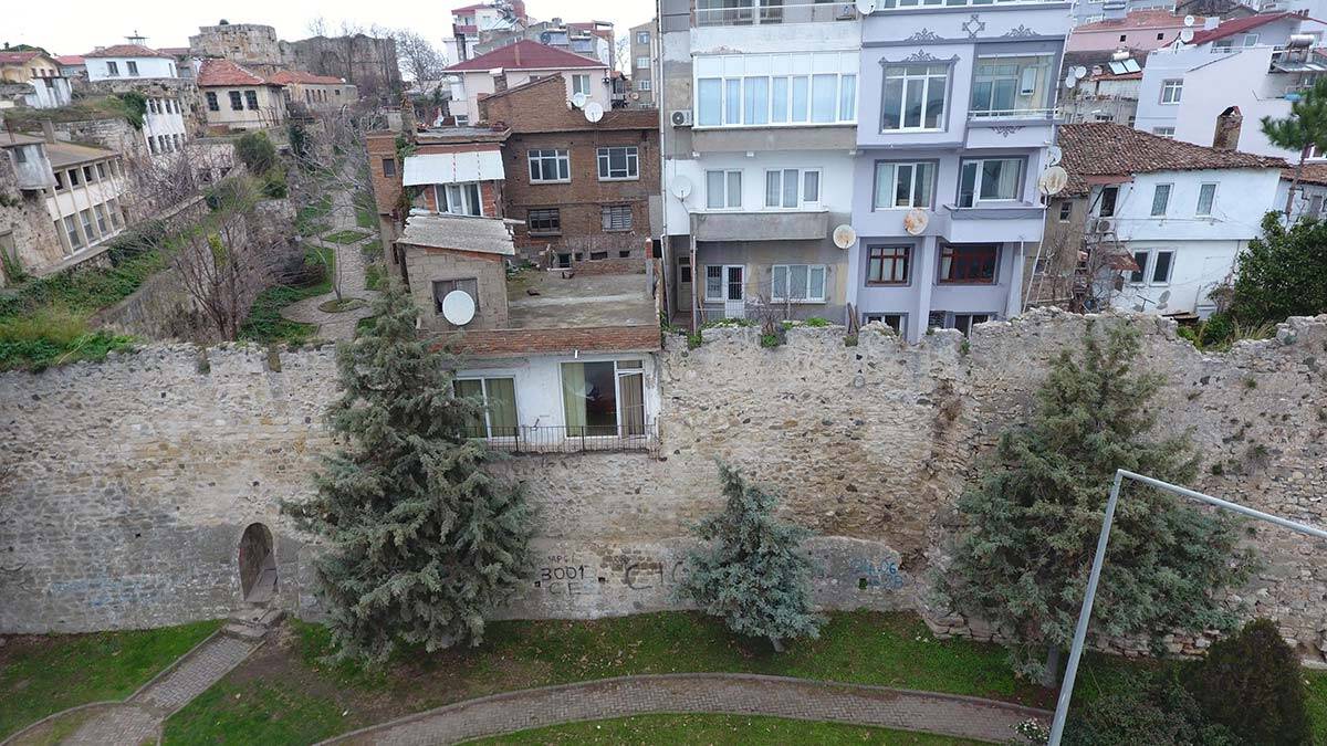 UNESCO Dünya Mirası Geçici Listesi'nde yer alan tarihi Sinop Kalesi, 1982 yılında inşa edilen ve halk arasında ‘kalekondu’ olarak adlandırılan yapılara teslim oldu.