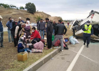 Tarım işçilerini taşıyan minibüs devrildi: 18 yaralı