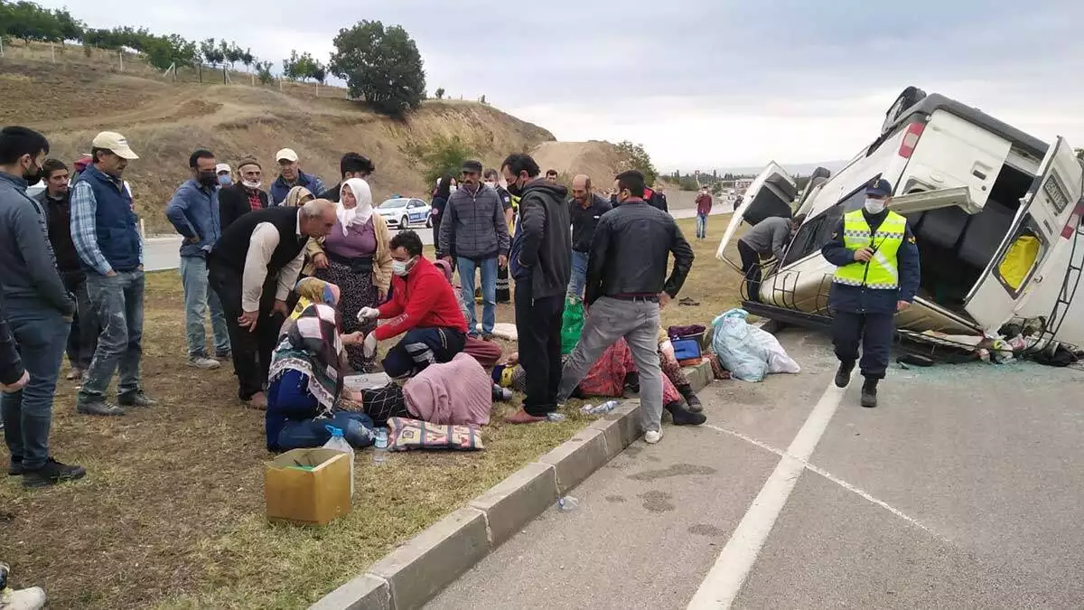 Tarım işçilerini taşıyan minibüs devrildi: 18 yaralı