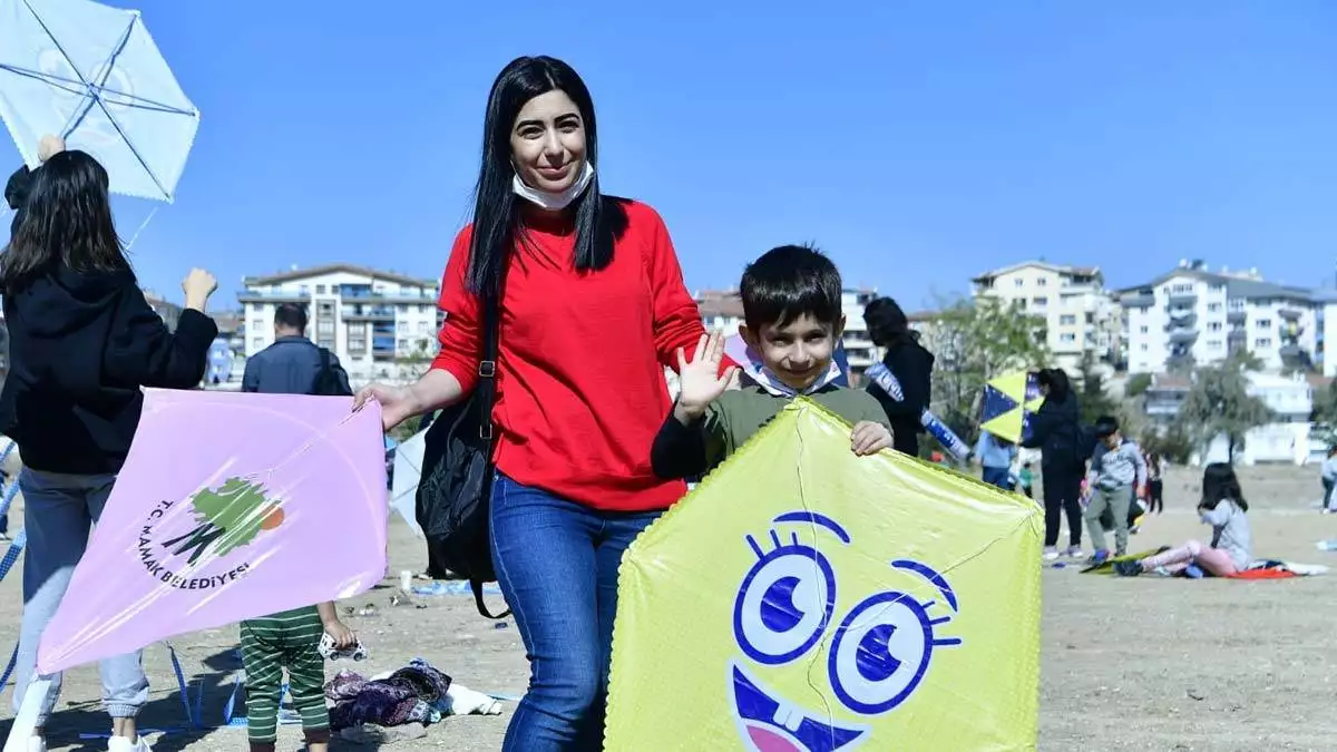 Uçurtma şenliği'nde gökyüzü renklendi