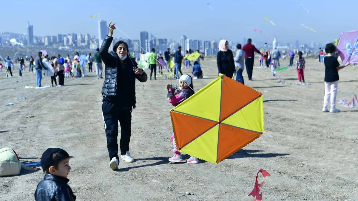 Uçurtma Şenliği'nde gökyüzü renklendi