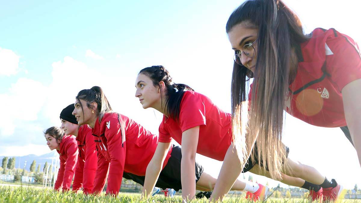 9 kadın hakem yeşil sahalarda