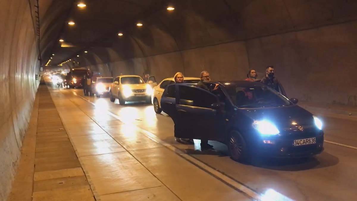 Sürücüler 09.05'te kontak kapatıp, araçlarından indi, saygı duruşunda bulundu