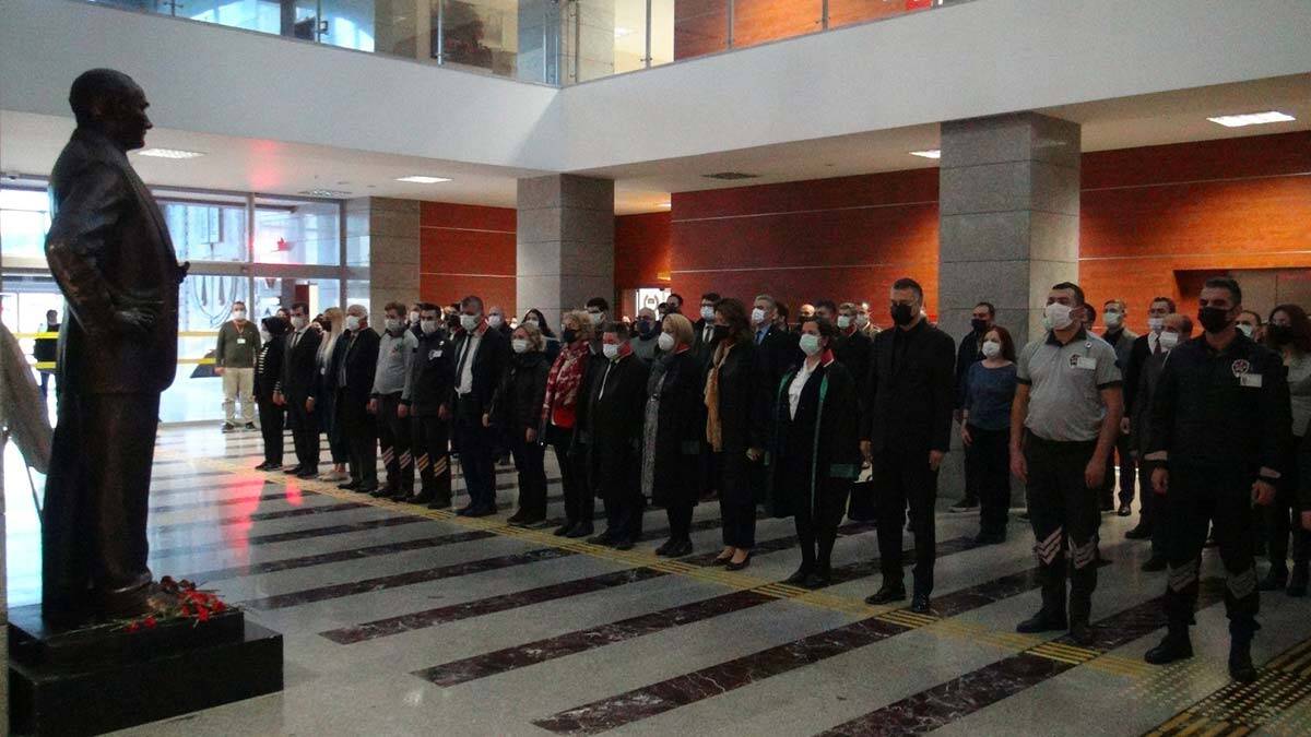 İstanbul Barosu adına Atatürk büstüne çiçek bırakılırken İstiklal Marşı da okundu.