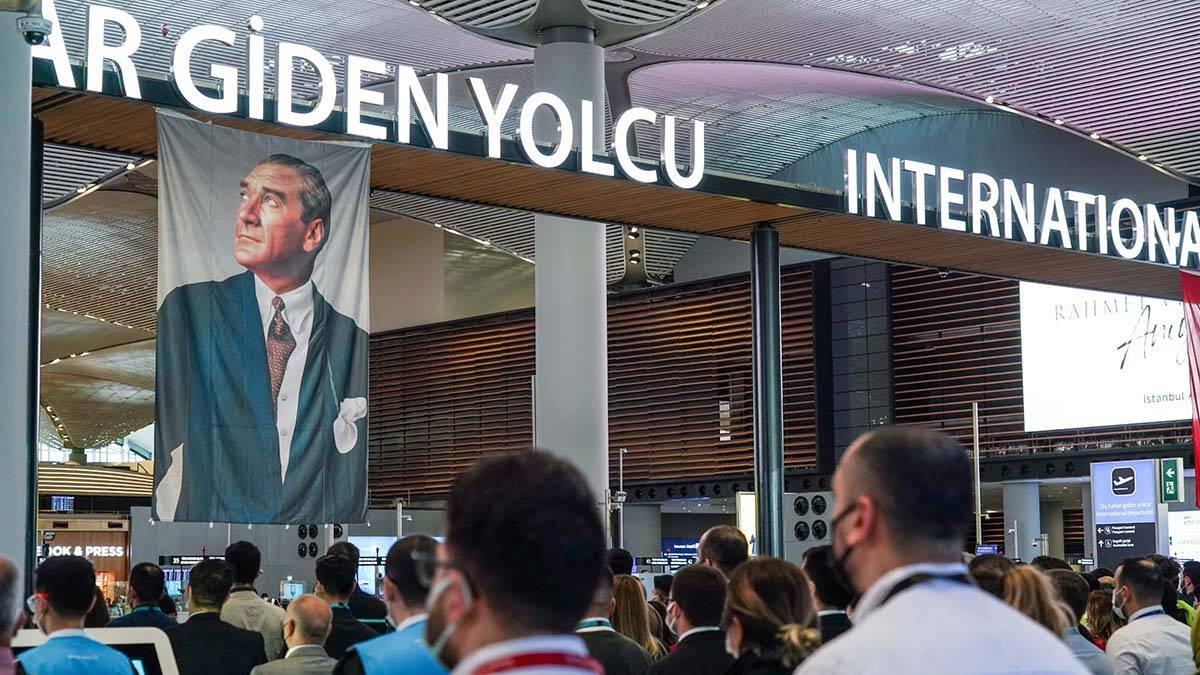 Havalimanı personeli saatler 09.05'i gösterdiğinde iki dakikalık saygı duruşunda bulundu