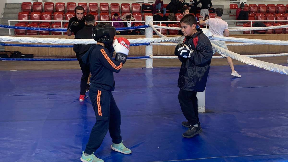 11 yaşındaki İsmail boks sayesinde yürümeye başladı