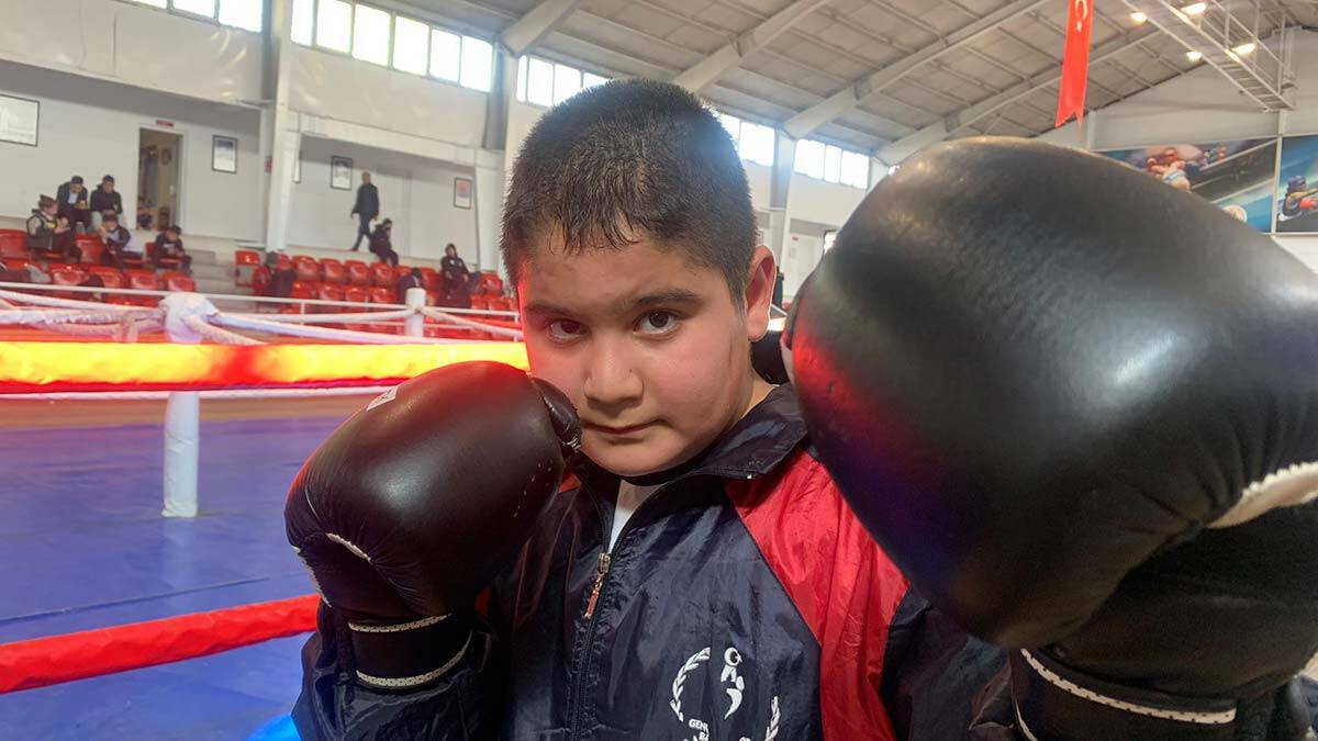" Ameliyat olduktan sonra da bacağının birinin kısa kalacağını söylediler. Biz anne ve baba olarak yıkıldık"