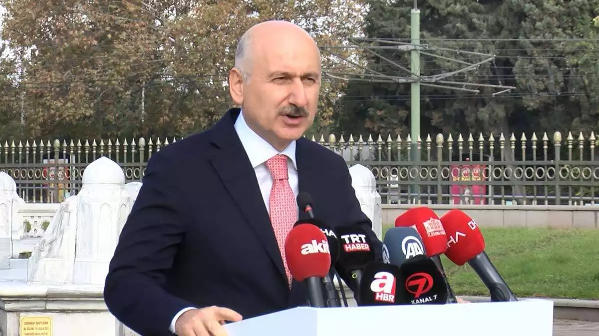 " ulaştırma ve altyapı bakanlığı olarak, tamamlayıp hizmete açtığımız yatırımlarla bayraklarımızı marmaray’da, avrasya tüneli’nde, i̇stanbul havalimanı’nda, yavuz sultan selim köprüsü’nde de gururla dalgalandırıyoruz"