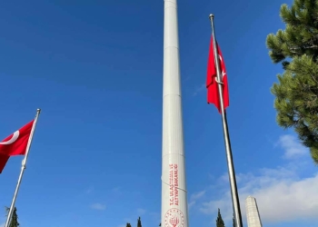 1453 metrekarelik Türk bayrakları göndere çekildi