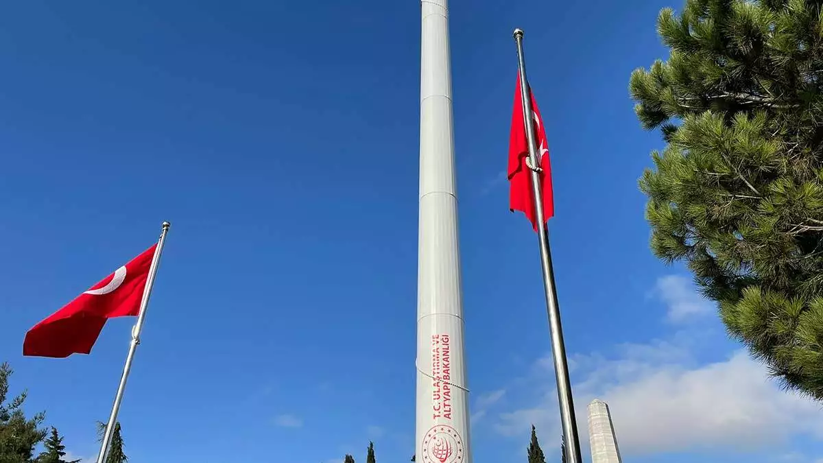1453 metrekarelik türk bayrakları göndere çekildi