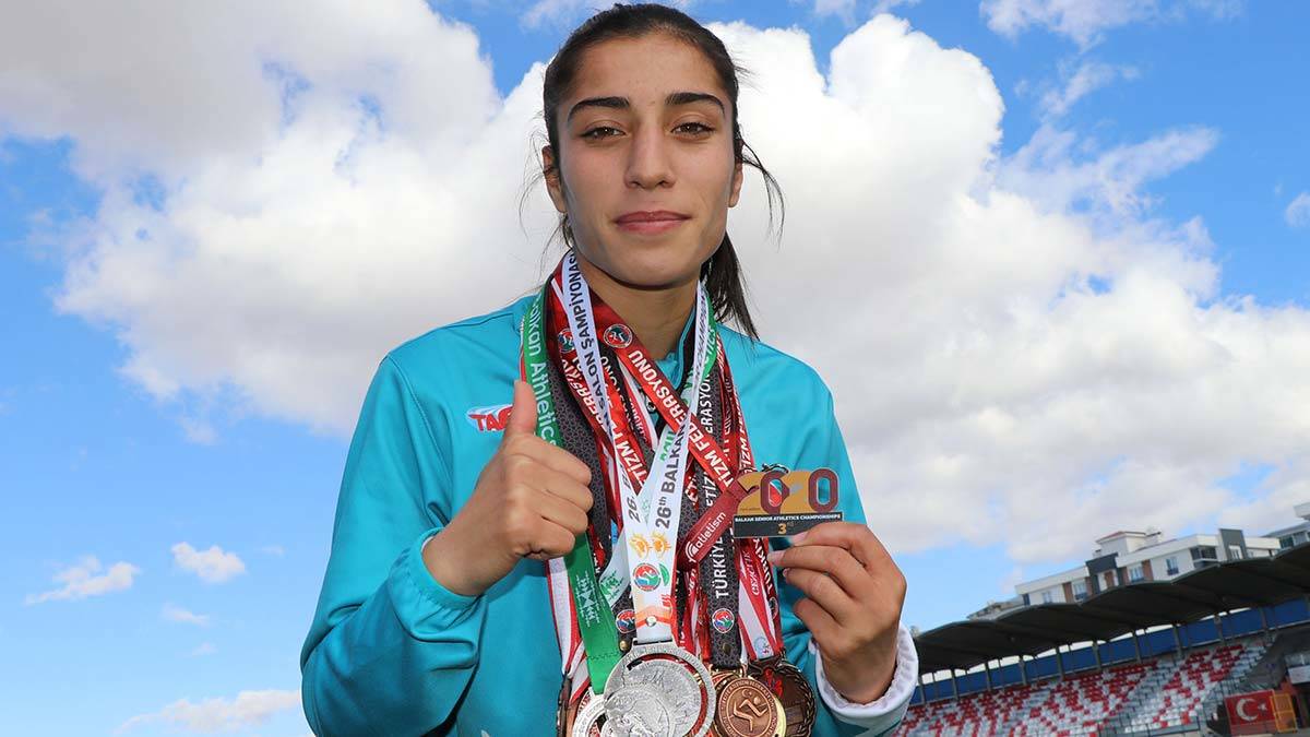 Kadınlarda 400 metrede 55.94'lük derecesiyle bronz madalya kazanarak, büyükler Balkan üçüncüsü oldu