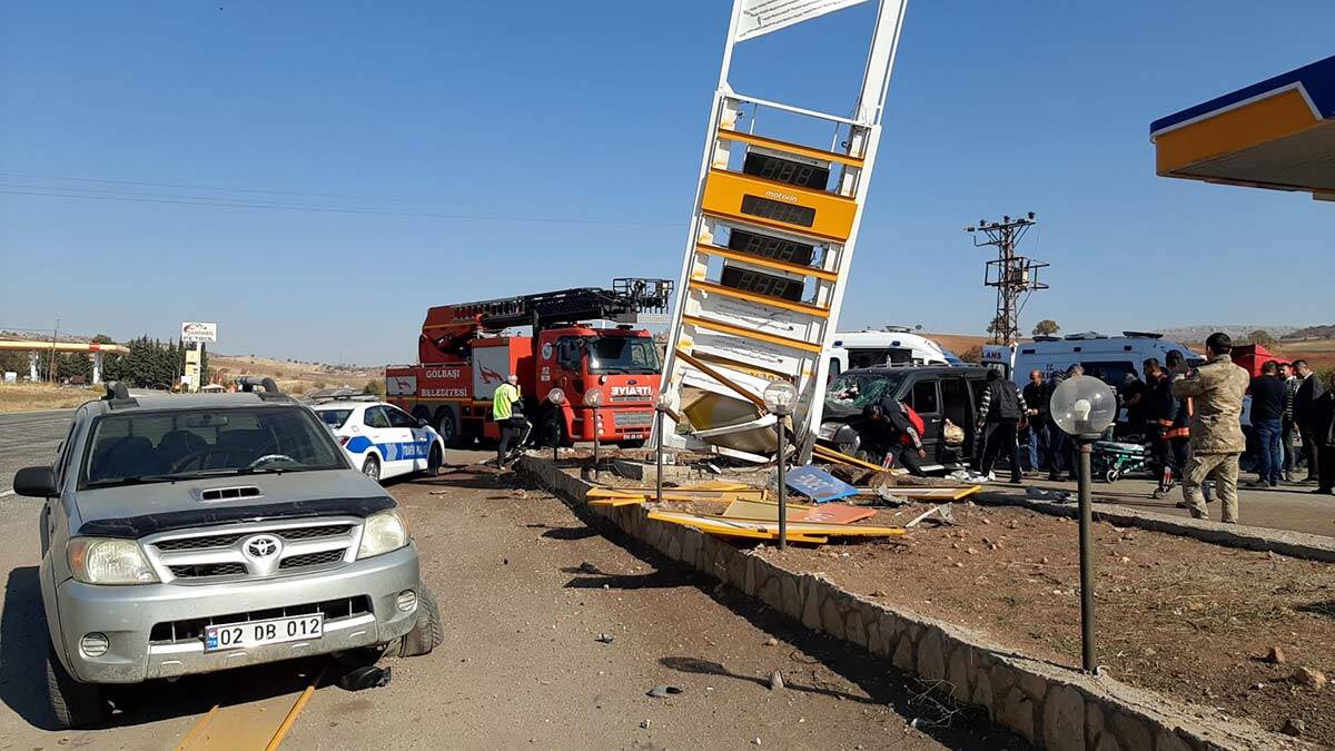 2 hafif ticari araç çarpıştı: 7 yaralı