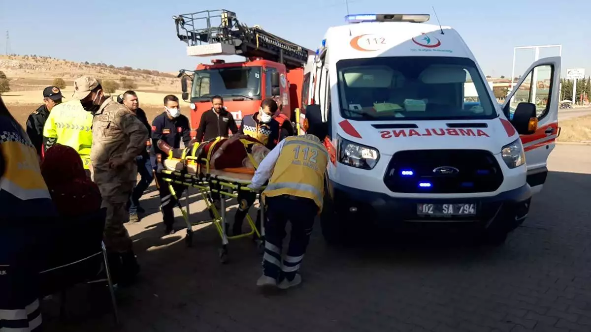 Yaralılar, kazayı görenlerin ihbarıyla gelen sağlık görevlilerince ambulanslarla gölbaşı devlet hastanesi'ne götürüldü