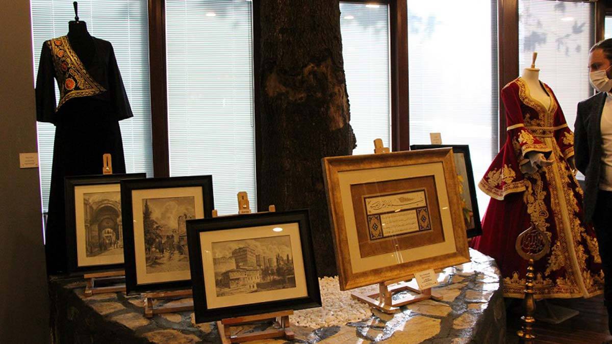 Türk kültürü ve geleneğini kağıda, porselene, kumaşa yansıtan 20 sanatçının 64 eseri, Ustalar sergisinde sanatseverlerin beğenisine sunuldu.