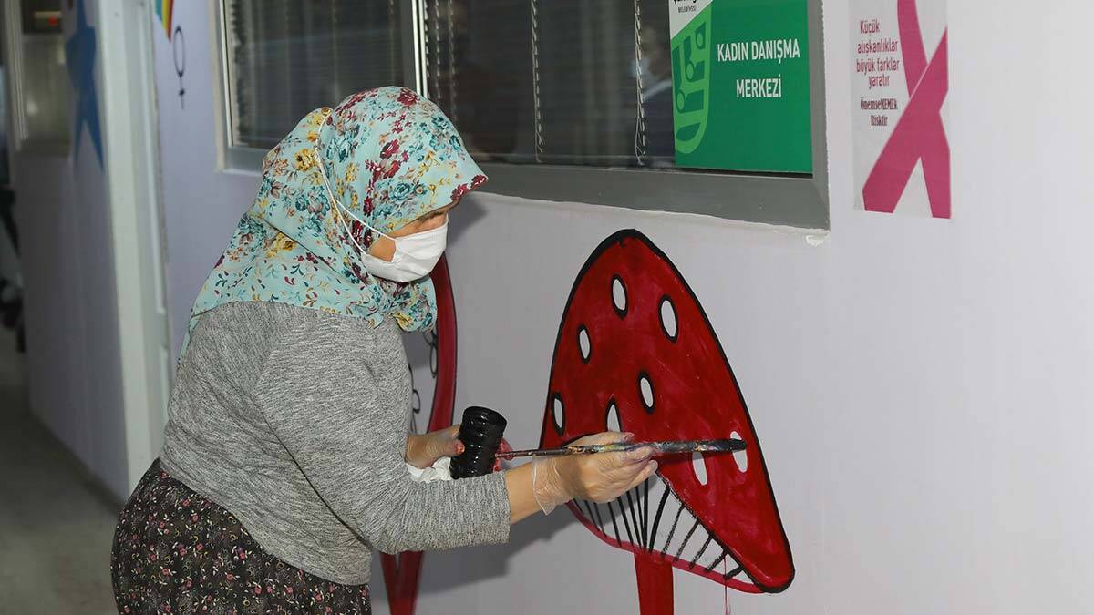 İzmir’in Çeşme ilçesine bağlı Germiyan köyündeki duvarları sanat eseri haline getiren Nuran Erden motiflerini kadınlar için işledi.