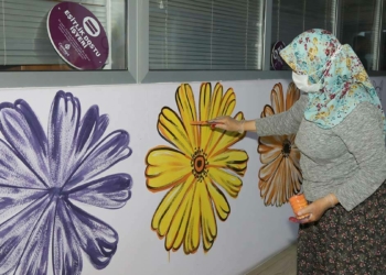 Motiflerini kadınlar için işledi