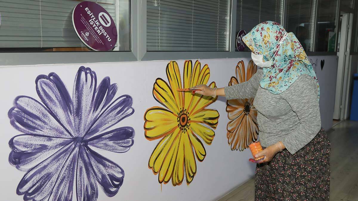 Motiflerini kadınlar için işledi