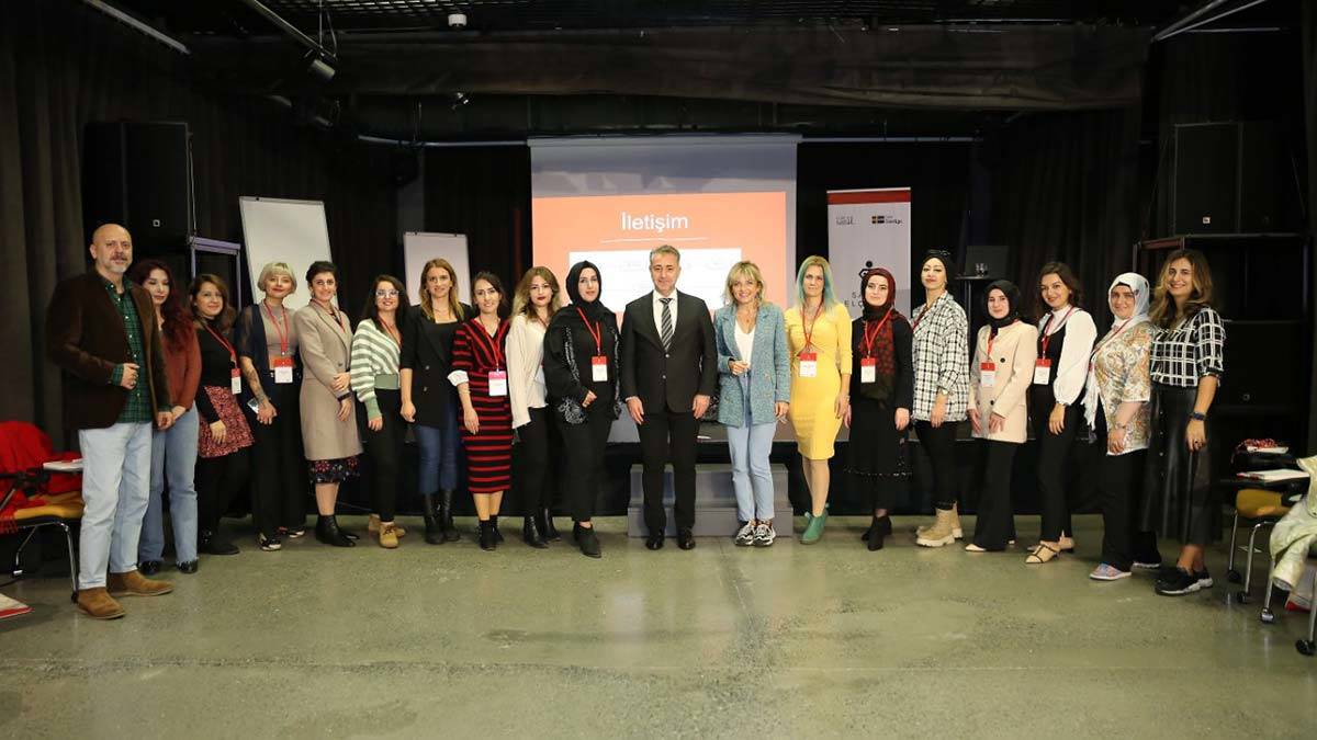 Eğitimlerin ardından genç sanatçılara “Sanat Elçisi Eğitmen Eğitimi Katılım Belgesi” de verildi