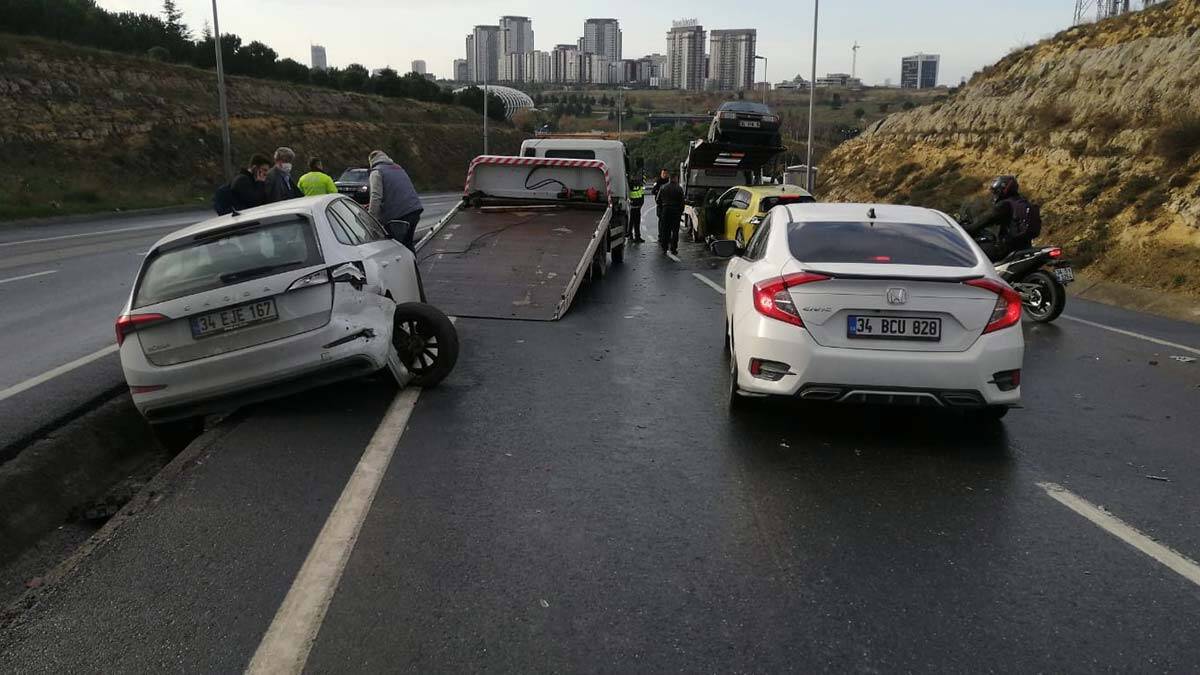 Bazı araçlar kaza nedeniyle yan yattı