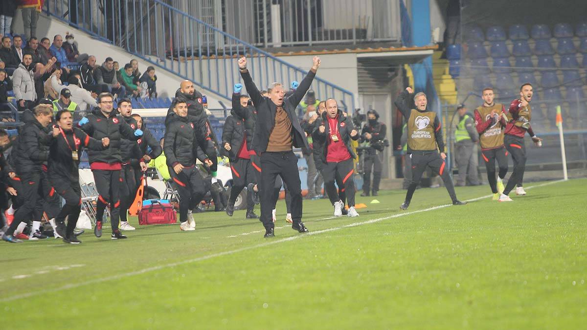 " Aslında ben kesinlikle üzgün değildim. Aslında sizlerle daha sık görüşmeliyiz. Böylelikle benim ne zaman üzgün ya da mutlu olduğumu anlayabilirsiniz"