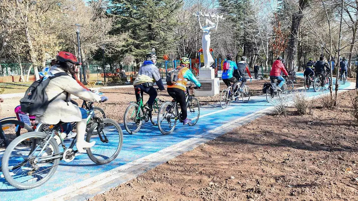 Başkent’te 2040 yılına kadar kademeli olarak hayata geçirilmesi planlanan 210 kilometrelik “ankara bisiklet stratejisi ve master planı” hazırladı.