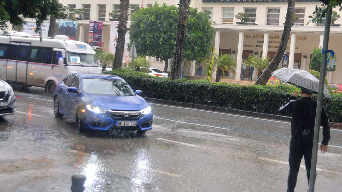 Adana'da dün akşam başlayan sağanak devam ediyor