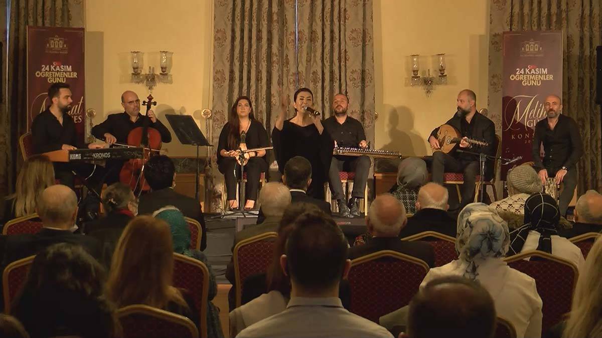 Adile Sultan Kasrı'nda düzenlenen konserde Melihat Gülses, sahne aldı.
