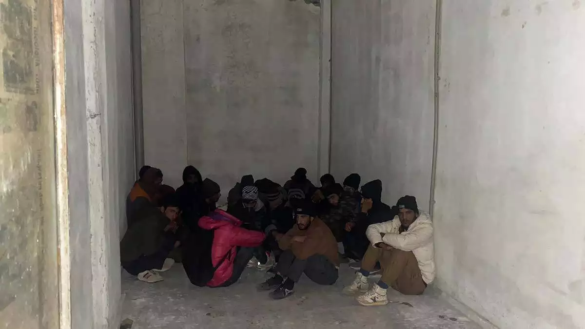 Afganistan uyruklu 17 kaçak göçmen yakalandı, 1 şüpheli gözaltına alındı