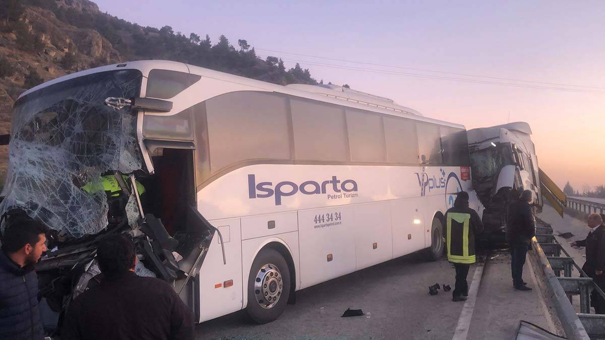 Afyonkarahisar'da zincirleme kaza: 1 ölü, 5 yaralı