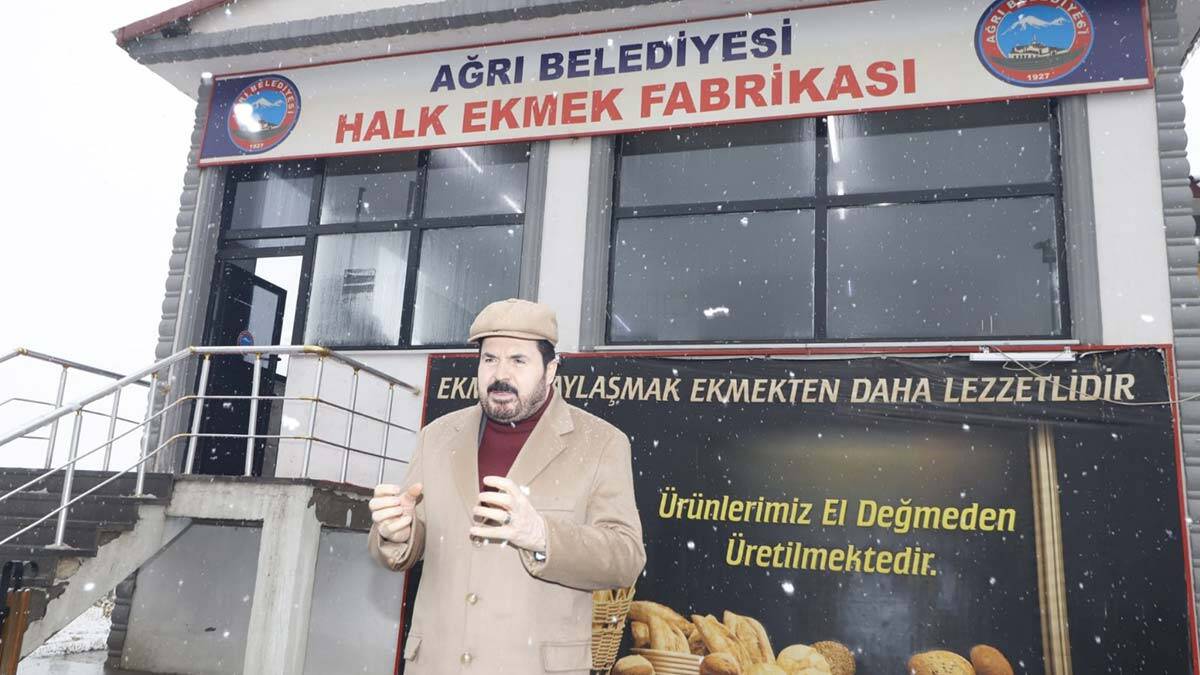 " Biz Ağrı Belediyesi olarak, bugünden itibaren yarın piyasada olacak şekilde 1 lira 40 kuruştan ekmeğimizi satışa sunuyoruz"