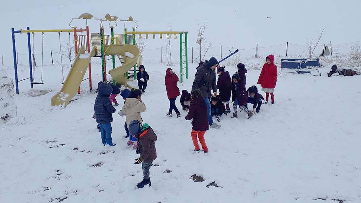 " Karın yağmasına sevindik. Lapa lapa yağan kar çok güzel bir görüntü oluşturuyor"