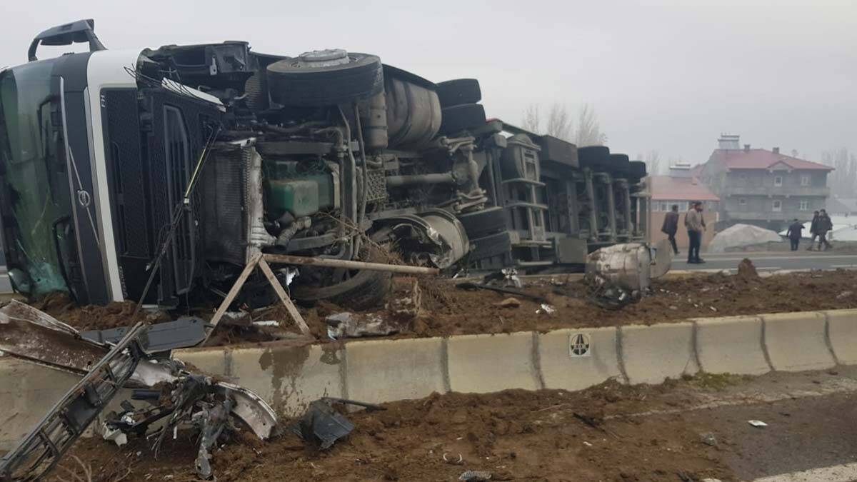 Ağrı'da devrilen TIR kara yolunu kapattı