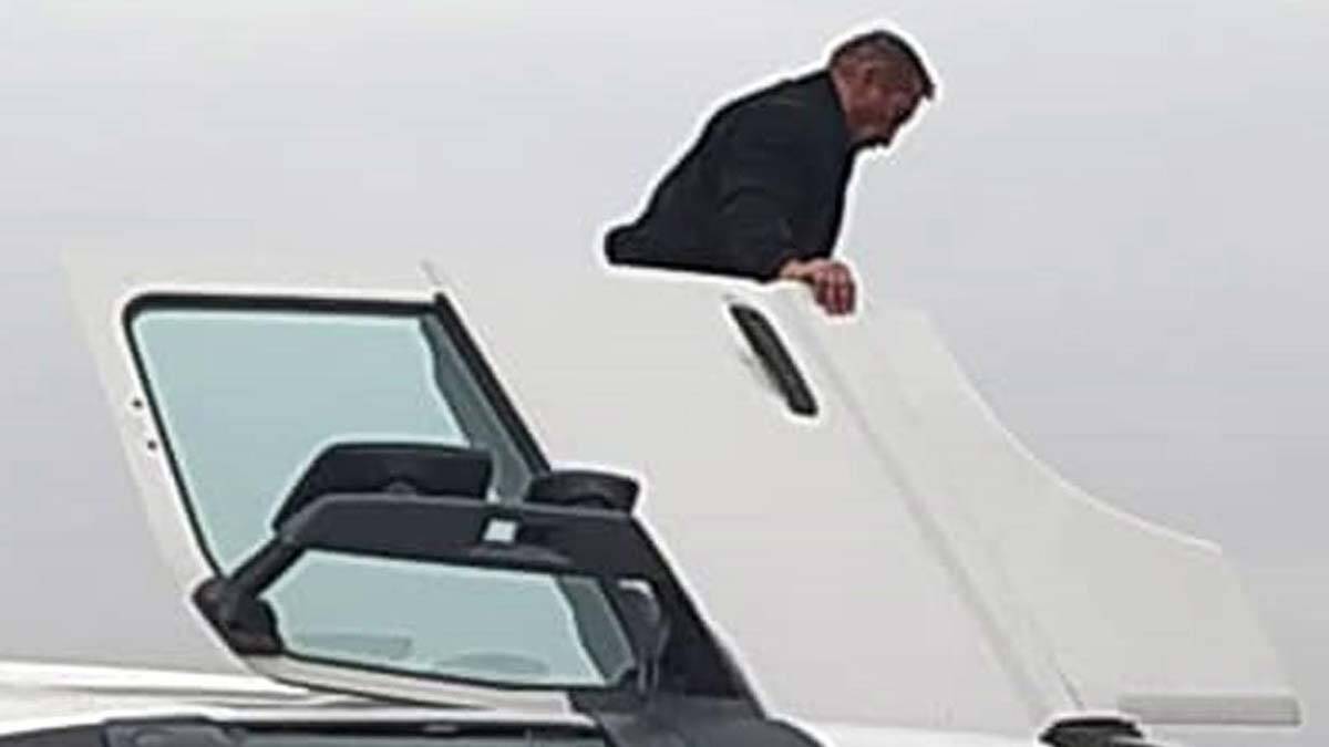 Ağrı Emniyet Müdürlüğü Bölge Trafik ekiplerinin çalışmasıyla araç kaldırıldıktan sonra yol yeniden ulaşıma açıldı.