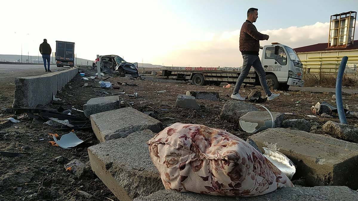 Ağrı'da trafik kazası: 4 aylık hamile Elif öldü