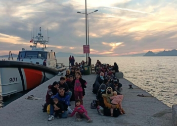 Ahşap teknedeki 79 kaçak göçmen kurtarıldı