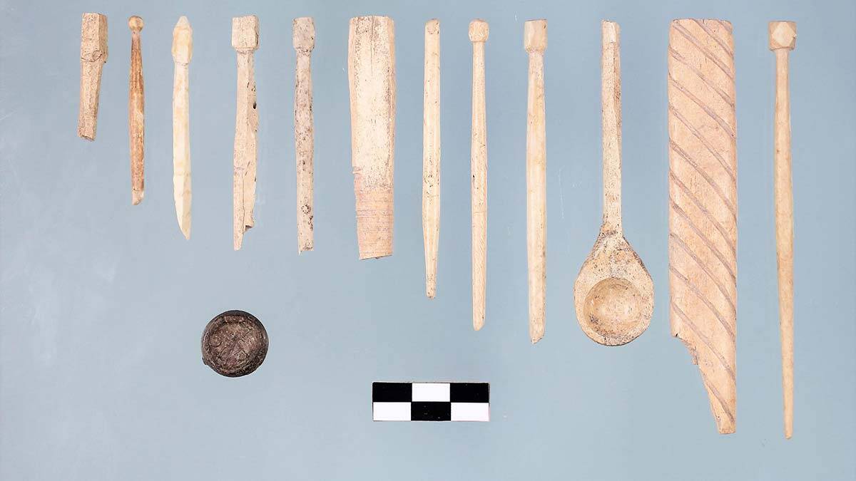  Tarihe ışık tutacak çok sayıda kandil, saç iğnesi ve kaşık gibi esere rastlanıldı