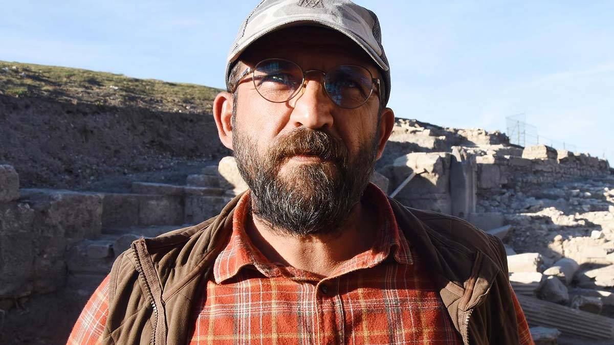 " Eser olarak tabir edebileceğimiz örnekler arasında çeşitli kaşıklar, saç iğneleri gibi buluntular söz konusu"