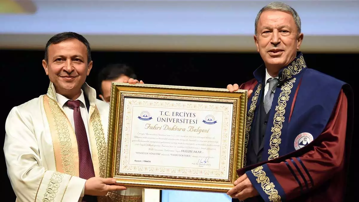 Erciyes üniversitesi'nin akademik yılı açılış töreninde bakan akar'a fahri doktora unvanı verildi