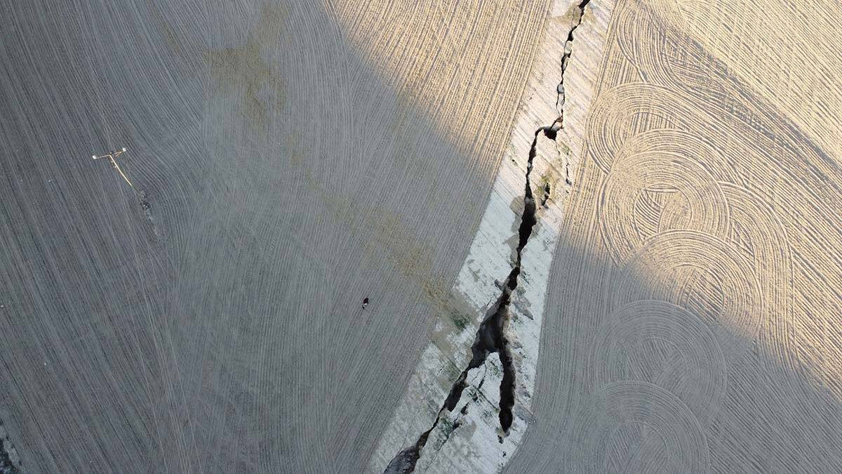 Azalma nedeniyle bölgede toprağın çökmesi sonucu yüzey yarıkları ve obruklar oluştu.