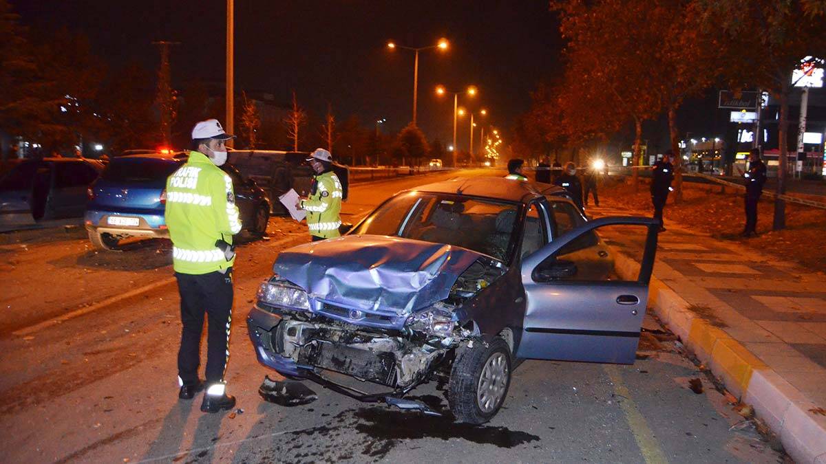 Otomobillerden biri savrulup, yolun karşısına geçmeye çalışan Samet Hakyol’a (20) çarptı