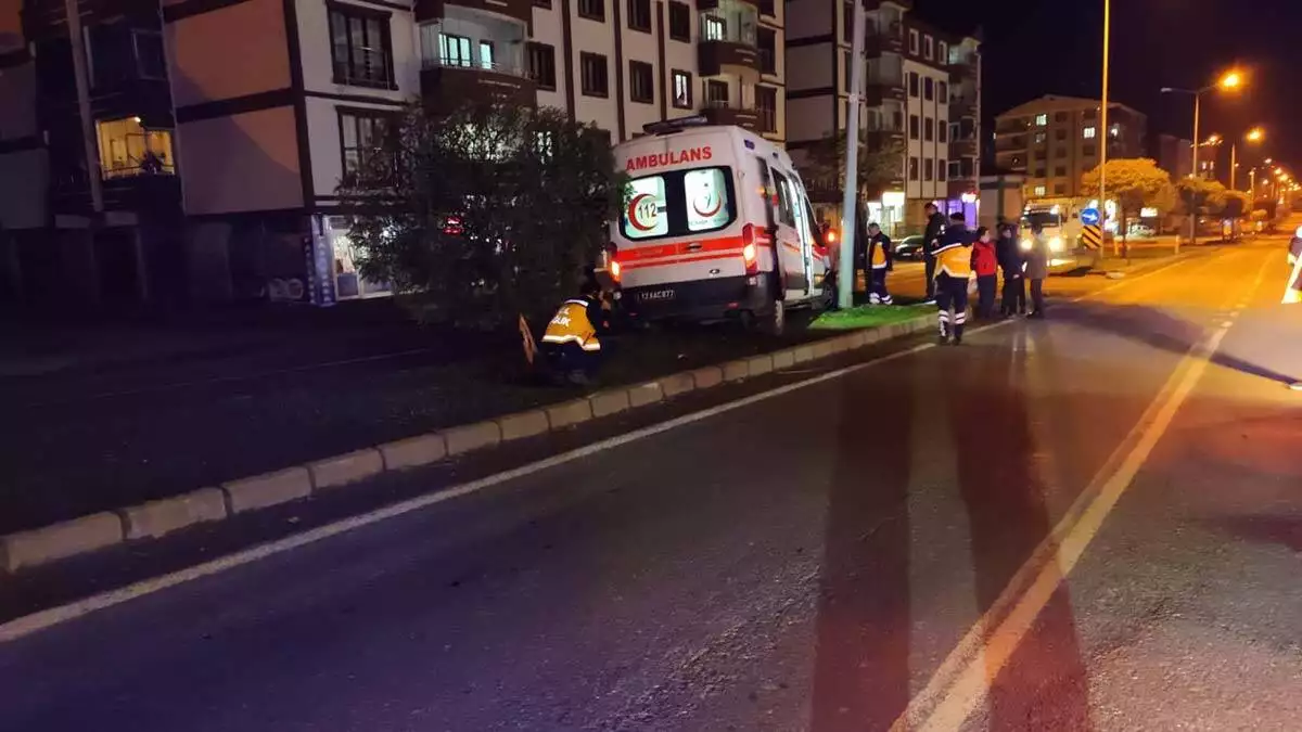 Ambulans hasta taşırken kaza yaptı