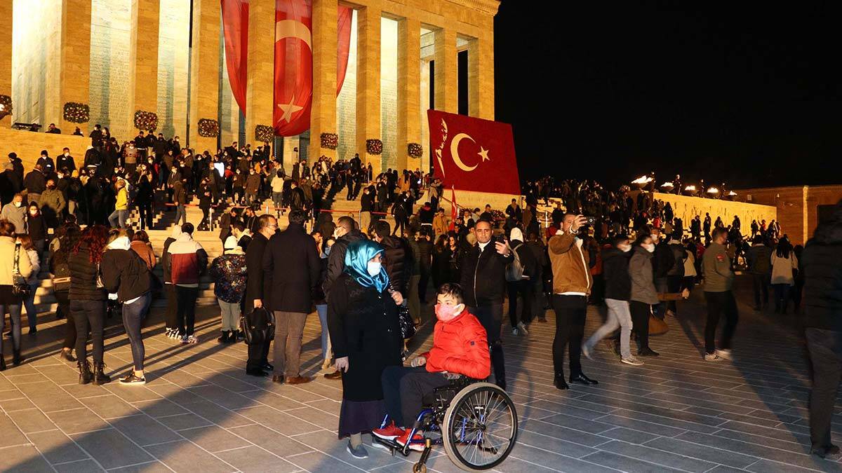 Mozoleye gelen ziyaretçiler, dualar okuyup çiçekler bırakarak Atatürk'ün hatırasını andı.