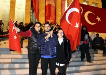 Anıtkabir'e gece ziyaretçi akını