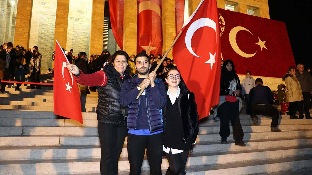 Anıtkabir'e gece ziyaretçi akını